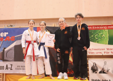Phönix Cup, Staufen, 2024, Schweiz, Siegerehrung, Shukokai Dojo Wetzikon, Ellie Keller, Zoe Keller, Shinsei Kan Lenzburg, Mona Schwerzmann, Alisa Besarab