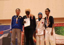 Phönix Cup, Staufen, 2024, Schweiz, Siegerehrung, Hayabusa Karate Do Basel, Issatou Sanneh, Arezoo Nazari, Karate-Do Balsthal, Bsrat Biedemariam, Zahra Husaini