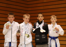 2024, Berlin Open, Berlin, Deutschland, Siegerehrung, Shukokai Dojo Wetzikon, Colin McGuinness, SSV Nübbel, Silas Stecker, KARATE-SCHULE NIPPON BREMERHAVEN E.V., Mason Focke, Norik Greiner, IKIGAI KARATE-DO IM PRO SPORT BERLIN 24 E.V.