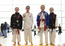 2025, Junior Karate League, Brugg, Windisch, Schweiz, Kumite, Medaillen, Siegerehrung, Shukokai Dojo Wetzikon, Zoe Keller, Ellie Keller, Alessia Giacomo, Anjana Capt, Quirici2020, Karatedo Lyss-Aarberg