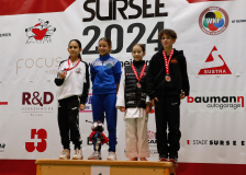 2024, Schweizermeisterschaft, Sursee, Schweiz, Siegerehrung, Shukokai Dojo Wetzikon, Karatedo Lyss-Aarberg, Quirici2020, Shinsei Kan Lenzburg, Julia Battistel, Alessia Giacomo, Zoe Keller, Mona Schwerzmann