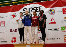 2024, Schweizermeisterschaft, Sursee, Schweiz, Siegerehrung, Karate-Do Balsthal, Karate Do Brugg, Ippon Karaté Club Tivoli Genève, Syrah Sissokho, Alicia Haileslasse, Felicia Wächter, Lara Sarancev