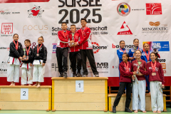 Siegerehrung, Schweiz, Schweizermeisterschaft, Sursee, 2025, Championnat Suisse, Swiss Championship, Switzerland, Shorin Ryu Karate Do Kloten, KARATE - CLUB SENSE DÜDINGEN - RIFFENMATT, Ippon Karaté Club Tivoli Genève, Karatedo Lyss-Aarberg, Evan Morgese, Diogo Costa Freitas, Adam Badran, Neva Spicher, Rajana Spicher, Rajana Hyda, Anuar Hyda, Onagazou Bieri, ELÉANORE Lafourcade, Isla Preston Rico, Ylva von Wyss, Lyn Brönnimann, Julia Battistel