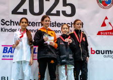 Shukokai Dojo Wetzikon, Siegerehrung, Schweiz, Schweizermeisterschaft, Sursee, 2025, Championnat Suisse, Swiss Championship, Switzerland, Ellie Keller, Mona Schwerzmann, Shinsei Kan Lenzburg, Quirici2020, Hayabusa Karate Do Basel, Alessia Giacomo, Suela Nikolla
