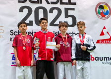 Siegerehrung, Schweiz, Schweizermeisterschaft, Sursee, 2025, Championnat Suisse, Swiss Championship, Switzerland, Shorin Ryu Karate Do Kloten, Diogo Costa Freitas, Karateschule Sursee, Ippon Karaté Club Tivoli Genève, Shotokan Karateschule St. Gallen, Ioannis Delianidis, Timéo Maillard, Petar Vukovic