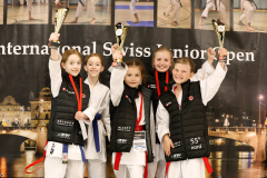 2024, Swiss International Junior Open, Basel, Schweiz, Siegerehrung, Ellie Keller, Zoe Keller, Mira Hoffmann, Julia Weiss, Diana Lierau, Shukokai Dojo Wetzikon