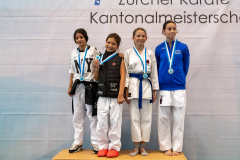 Julia Weiss,Maleka Ibrahim,Lorena Krasniqi,Nives Brouwers,Bonstetten,Siegerehrung,2026,Shukokai Dojo Wetzikon-Volketswil-Winterthur,Zürcher Kantonalmeisterschaft,ZHKM,SHOTOKAN KARATESCHULE WALLISELLEN,KEN WA KAI GOJU-RYU KARATE-DO